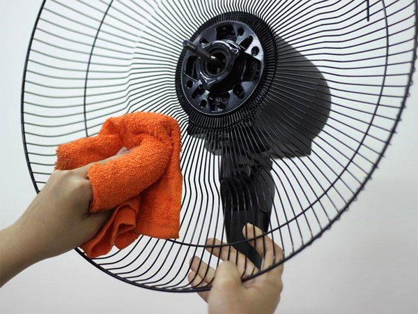 Quạt điện bám nhiều bụi bẩn sau thời gian sử dụng