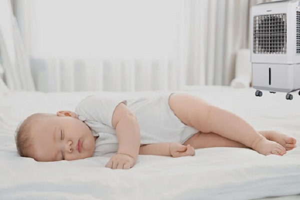 Nên để quạt trên đầu hay dưới chân cho trẻ sơ sinh?
