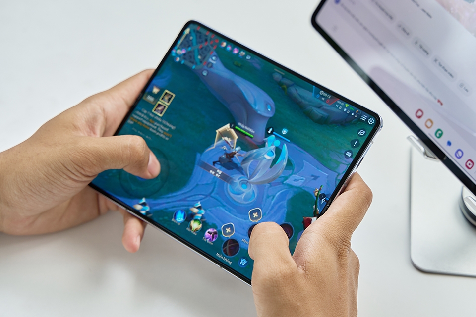 Trải nghiệm vài tựa game hot trên Samsung Galaxy Z Fold5 5