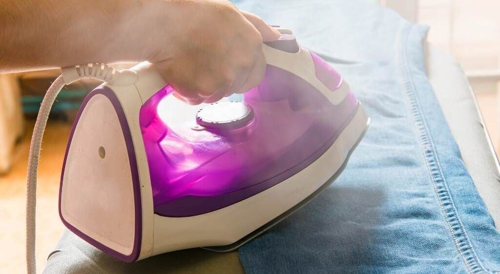 bàn ủi hơi nước bị chảy nước