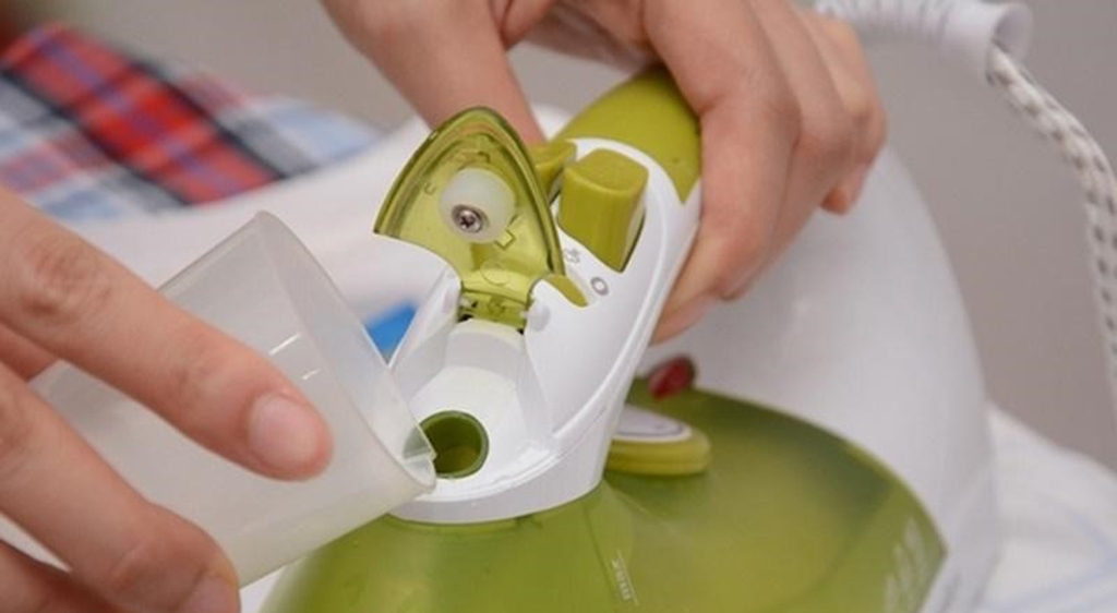 bàn ủi hơi nước bị chảy nước