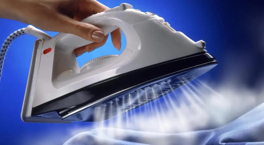 bàn ủi hơi nước bị chảy nước