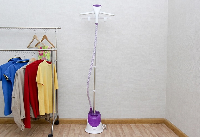 Nên mua bàn ủi hơi nước đứng hay cầm tay