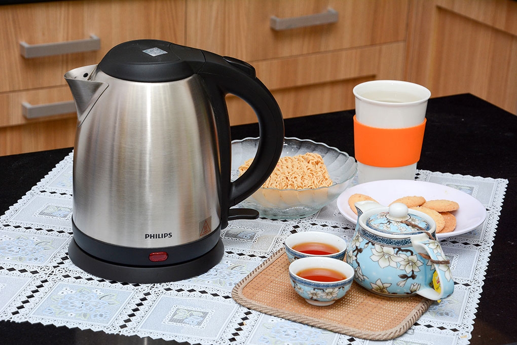 Nên mua ấm siêu tốc vỏ nhựa hay ấm siêu tốc inox? Loại nào phù hợp với gia đình bạn?
