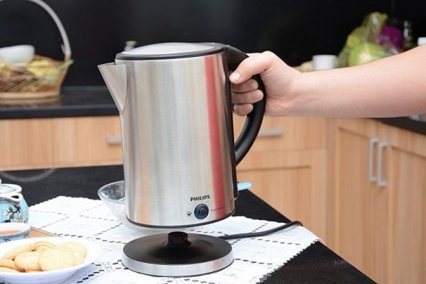 Nên mua ấm siêu tốc vỏ nhựa hay ấm siêu tốc inox? Loại nào phù hợp với gia đình bạn?