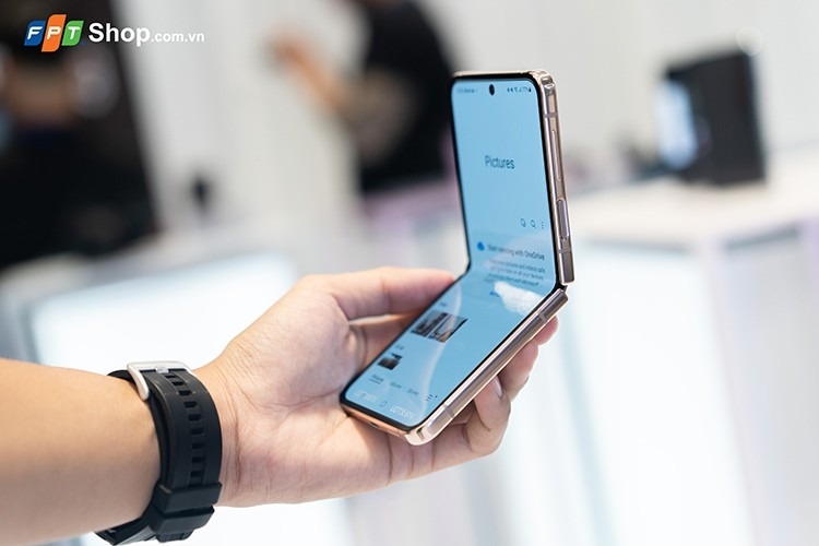 So sánh Galaxy Z Flip4 và iPhone 14 Pro (ảnh 4)