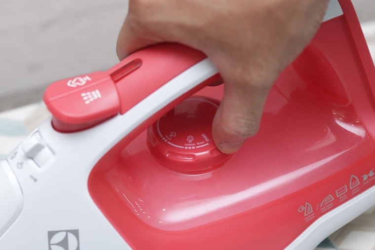Nên cân chỉnh nhiệt độ ủi phù hợp với loại vải và quy cách sử dụng