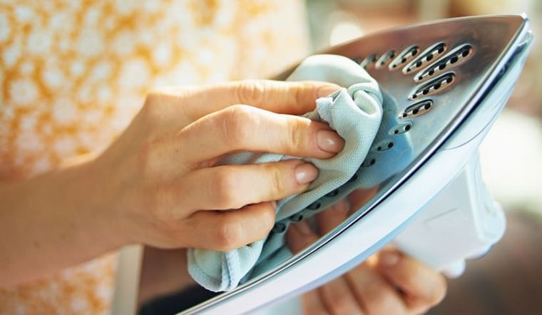 Định kỳ vệ sinh bàn ủi hơi nước để duy trì độ bền cho sản phẩm