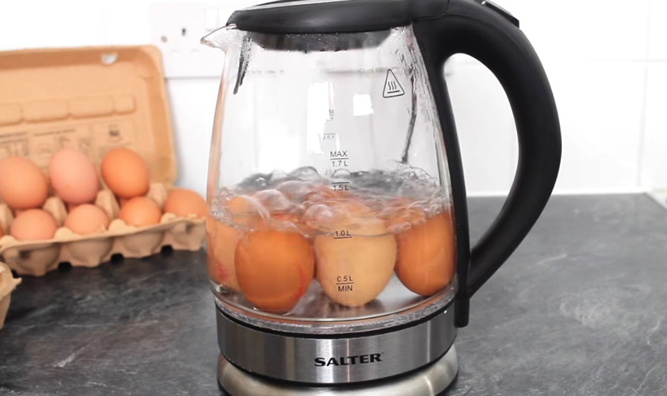 Luộc trứng bằng ấm siêu tốc - Ảnh 05