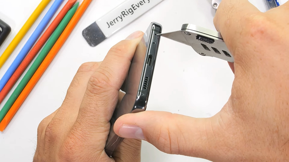 Tra tấn Galaxy Z Flip5 (ảnh 1)