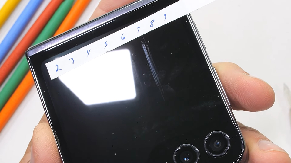 Tra tấn Galaxy Z Flip5 (ảnh 2)