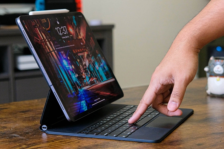 Bàn phím Magic Keyboard mới dành cho iPad có vỏ nhôm phía trên