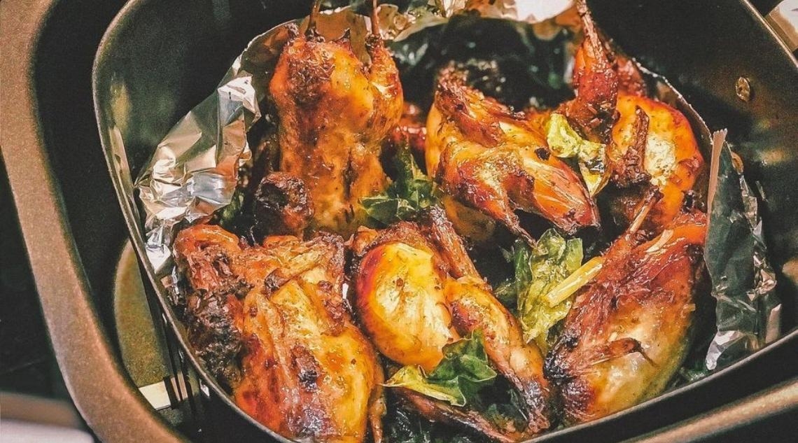 nướng chim cút bằng nồi chiên không dầu (ảnh 1)