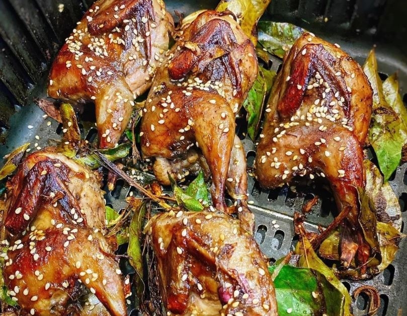 nướng chim cút bằng nồi chiên không dầu (ảnh 6)