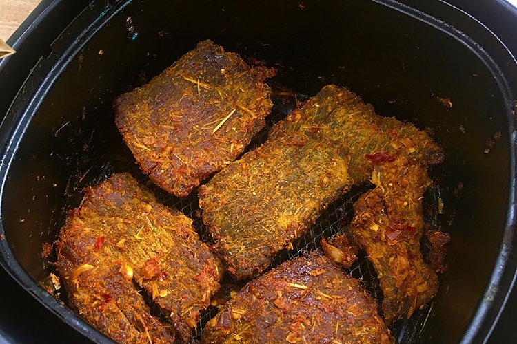 Mách bạn bí kíp làm heo khô cháy tỏi bằng nồi chiên không dầu (Hình 4)