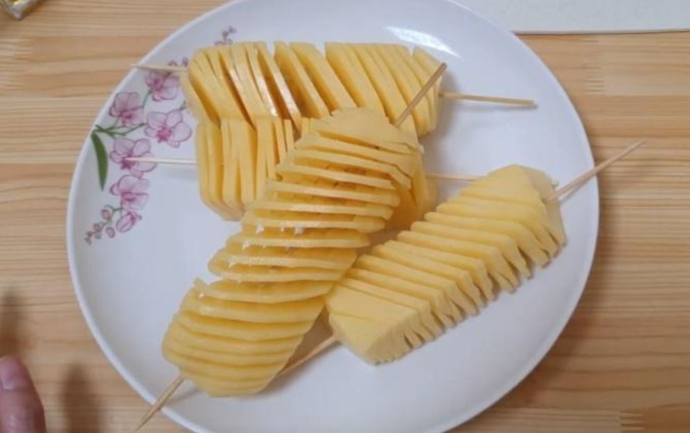 Cách làm khoai tây lốc xoáy bằng nồi chiên không dầu (Ảnh 5)