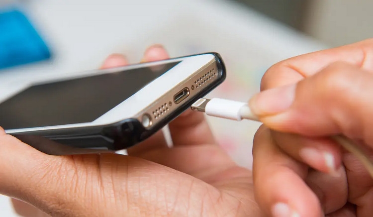 Mẹo khắc phục cảnh báo chất lỏng trong cổng Lightning trên iPhone (2)