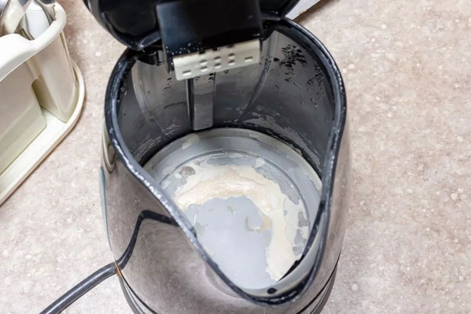 Cặn canxi trong ấm siêu tốc - Ảnh 01