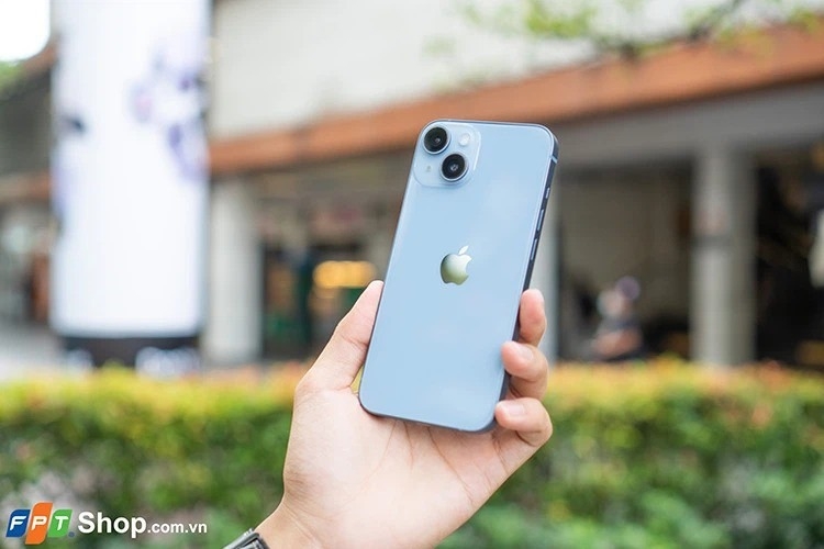 So sánh iPhone 14 và Galaxy Z Flip4 (ảnh 1)