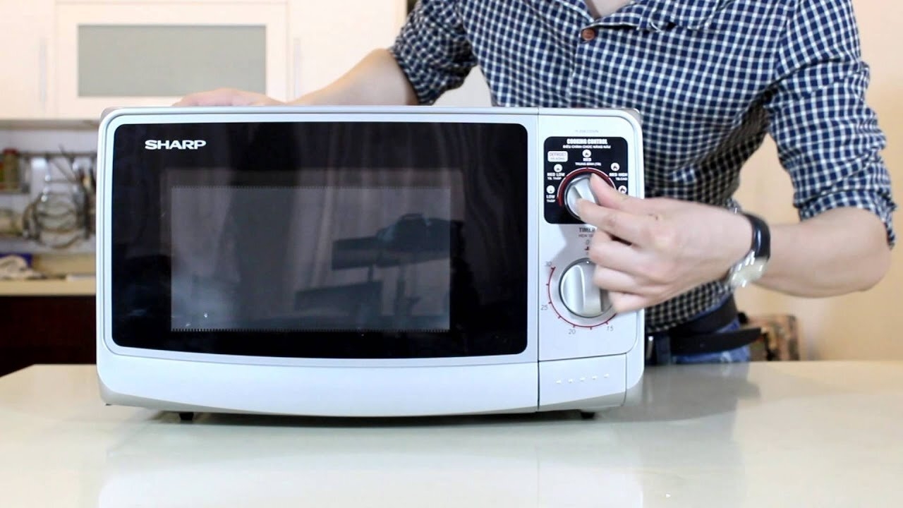 So sánh lò vi sóng Sharp và Electrolux? Nên mua hãng nào?