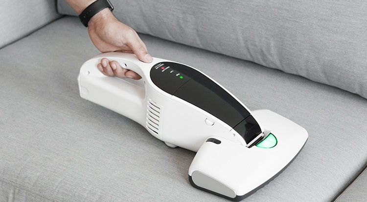 Vệ sinh chỗ ngủ bằng máy hút bụi giường nệm