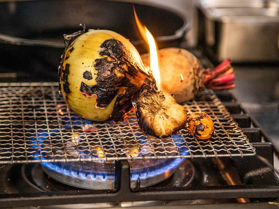 Nướng thức ăn trên bếp gas - Ảnh 01