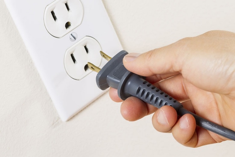 Ngắt kết nối máy hút bụi cầm tay với nguồn điện