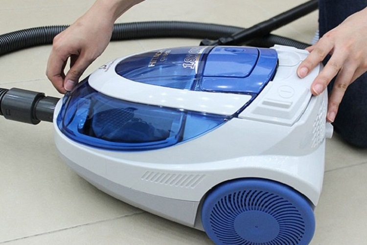 Làm sạch lớp vỏ ngoài của máy