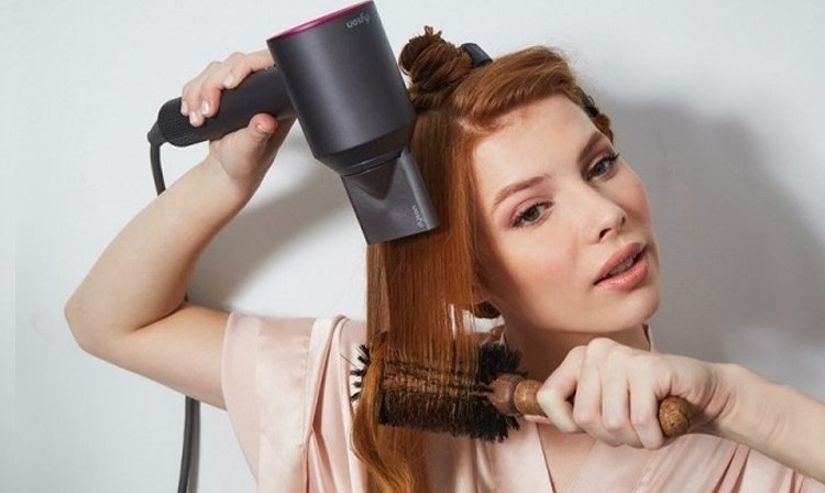 Làm tóc xoăn bồng bềnh bằng máy sấy với lược tròn