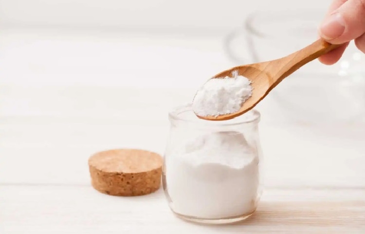 Cho baking soda vào cối xay