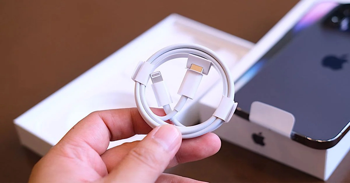 Chỉ sử dụng bộ sạc chính hãng của Apple hoặc các thiết bị đạt chứng nhận an toàn để sạc iPhone 14 Pro Max
