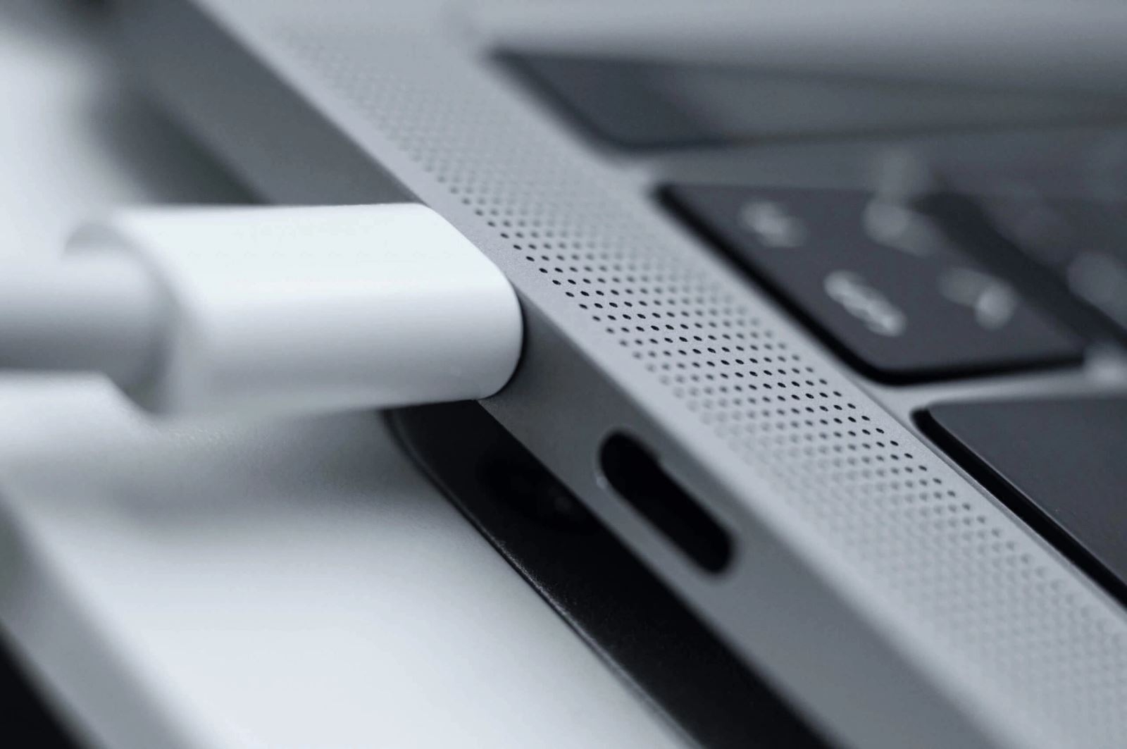 Hiệu suất pin điện thoại giảm đáng kể nếu bạn sạc thường xuyên bằng cổng USB máy tính