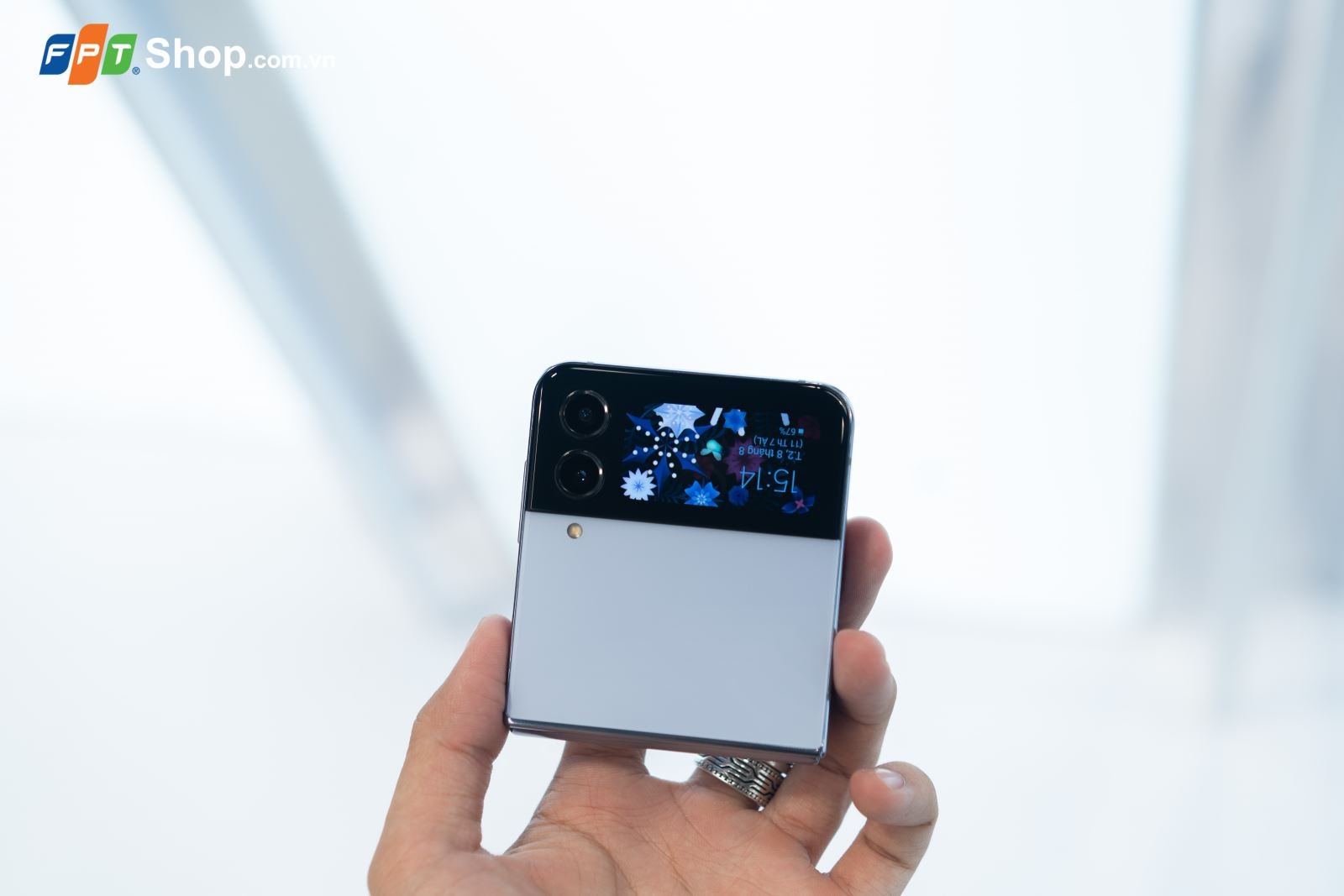 Màn hình ngoài Galaxy Z Flip4 vẫn mang tới những thao tác nhanh chóng, tiện lợi