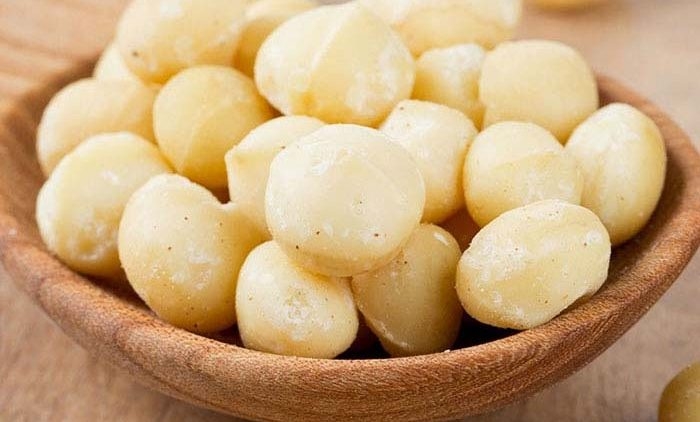 Loại bỏ vỏ hạt macca