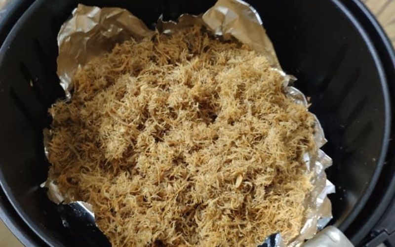 Để ruốc vào nồi chiên không dầu và cài đặt nhiệt độ