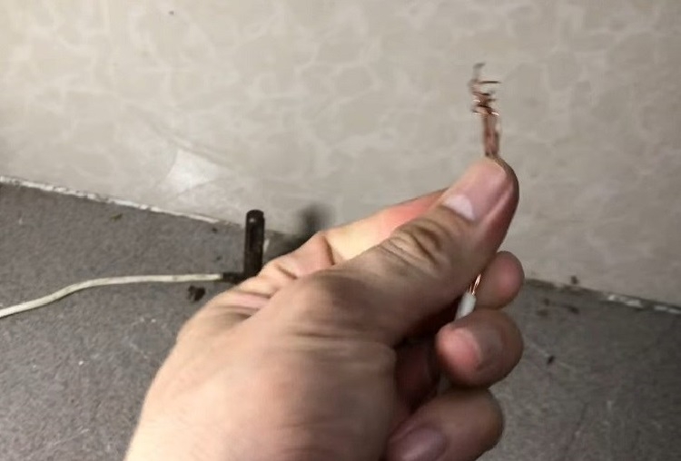 Bóc lớp vỏ dây điện bên ngoài