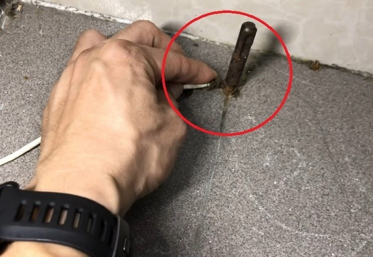 Nối 1 đầu của đoạn dây điện vào đinh sắt