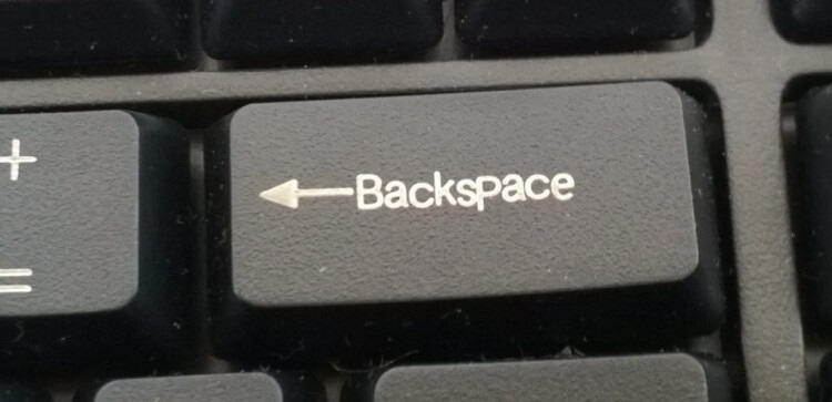Nhấn nút Backspace để xoá phần Header