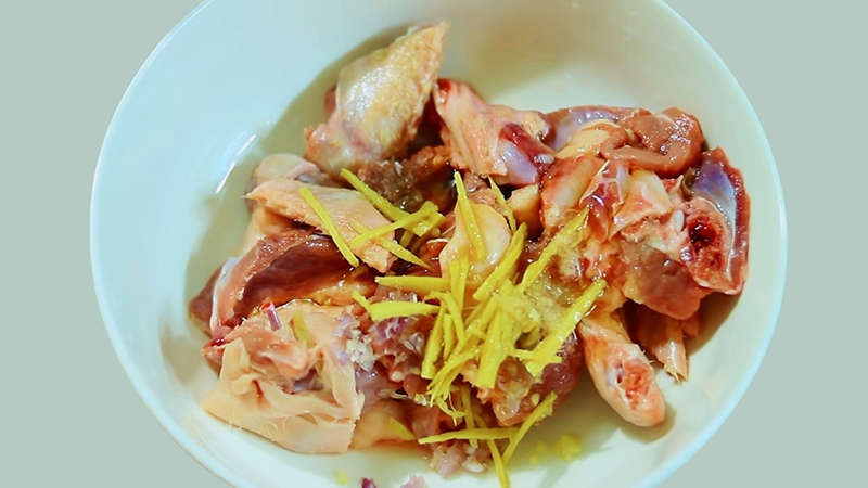 Ướp thịt vịt cho thấm đều gia vị