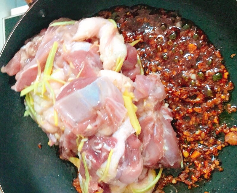 Thắng nước màu và xào thịt