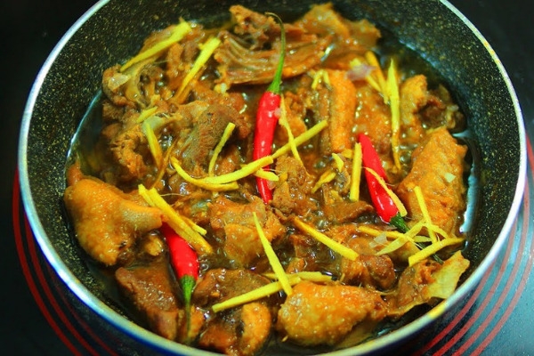 Kho thịt vịt với gừng, nêm nếm gia vị cho vừa miệng