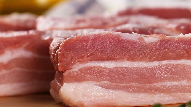 Thịt heo tươi có màu hồng sáng, thịt săn chắc, đàn hồi tốt