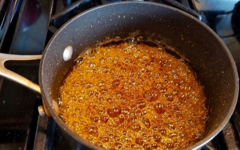 Thắng nước màu giúp món thịt kho tàu thêm phần bắt mắt