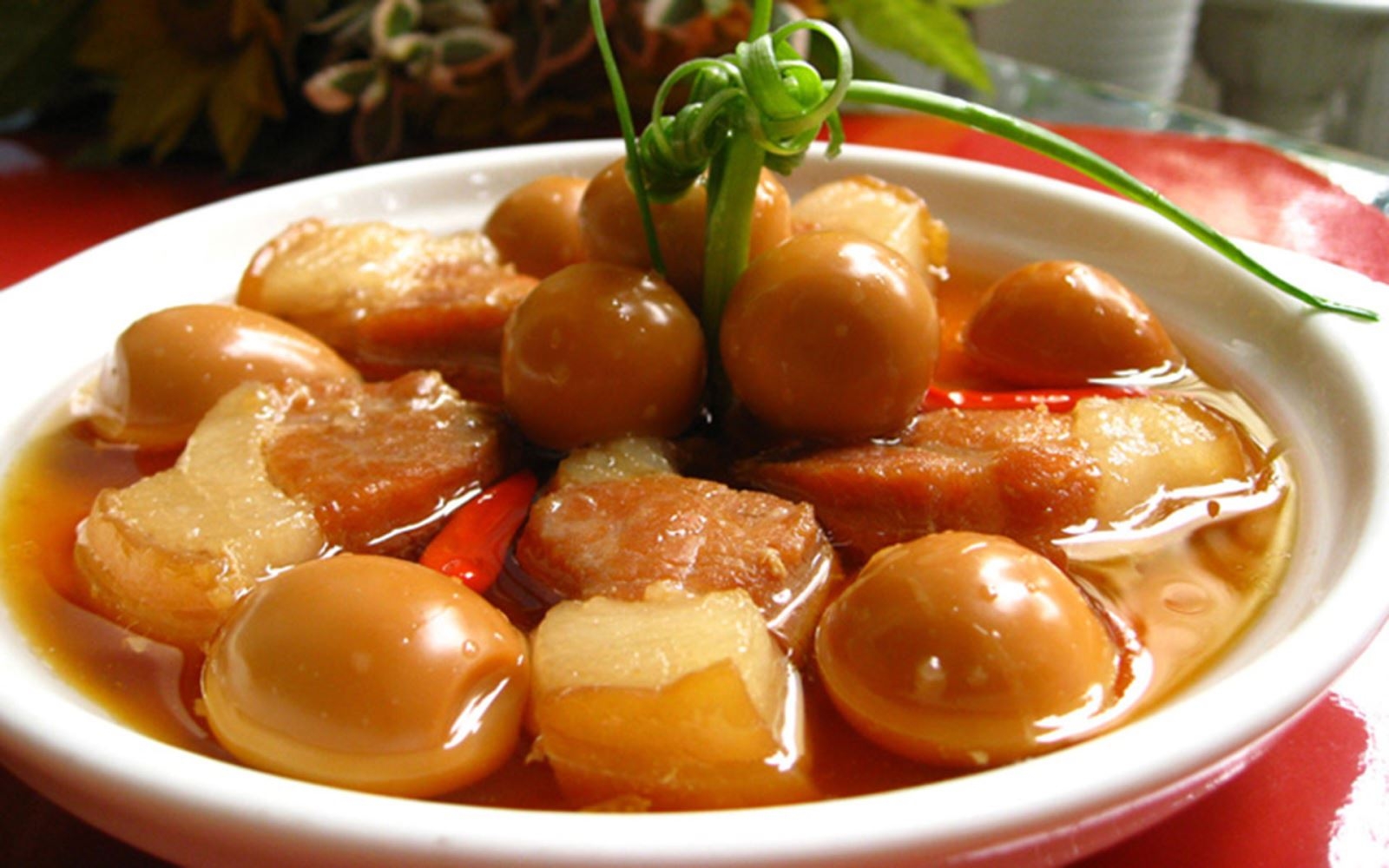 Món thịt kho tàu thơm ngon có màu nâu đẹp mắt, hương vị cực hấp dẫn