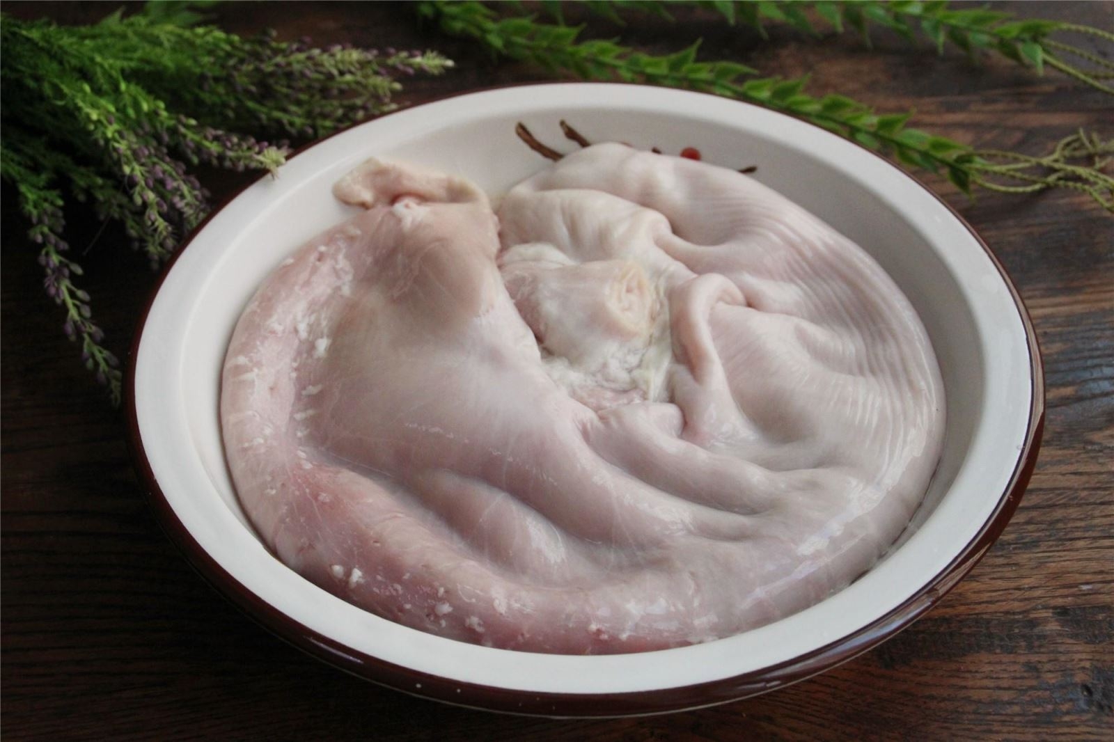 Dạ dày heo cần được làm sạch và khử mùi để tăng hương vị món ăn