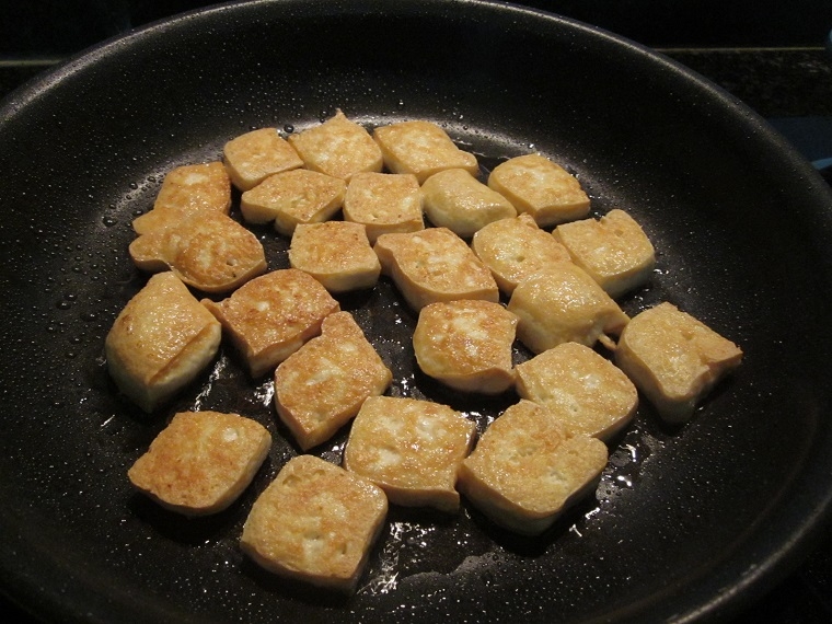 Chiên vàng giòn các mặt của đậu hũ