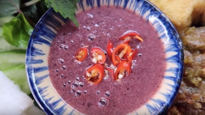 Pha mắm tôm ăn bún đậu