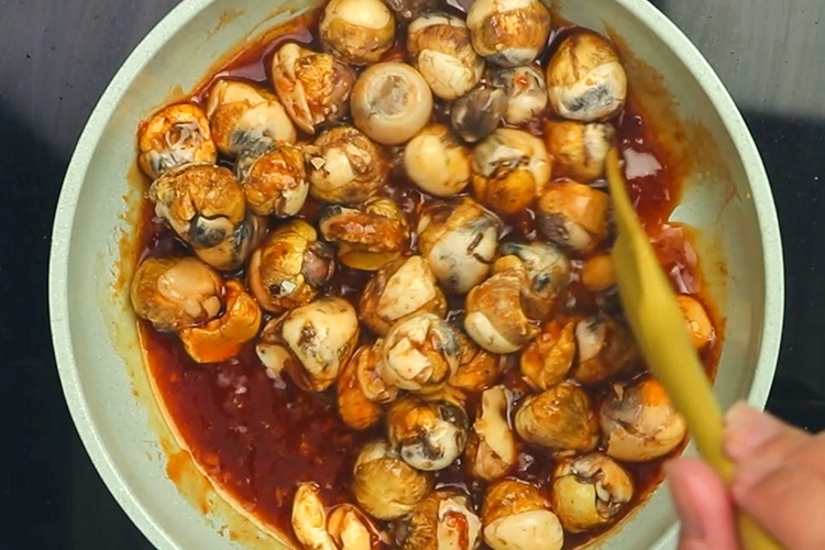 Chia sẻ bí kíp làm cút lộn xào me chua ngọt cực hấp dẫn, cả nhà tấm tắc khen ngon (Hình 5)