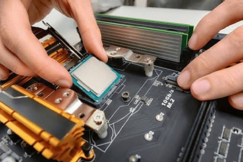 Màn hình máy tính bị ám hồng do hỏng tín hiệu từ mainboard