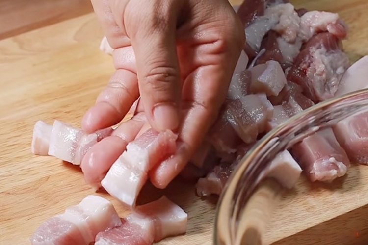 Chia sẻ cách làm thịt kho tiêu đậm đà cực kỳ “hao cơm” chiêu đãi cả gia đình (Hình 3)